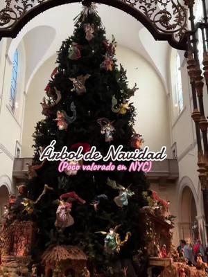 🪽Tip: Si lo vas del otro lado de la reja tienes mejor oportunidad de tomarte una foto sin gente y la vista es igual de bonita que enfrente del arbol ! 🎄 #nycxmas #nyc #ny #newyork #newyorkcity #christmas #christmastree #themet #newyorkcity #nuevayork #latinacontentcreator #nyctok #nyctiktok 