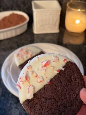 White chocolate dipped peppermint cookies 🤍 #cookies#baking#chocolate#peppermint#christmasbaking#christmascookies#peppermintcookies#chocolatecookies#whitechocolate#baketok#delicious#sweets#dessert#pastry 