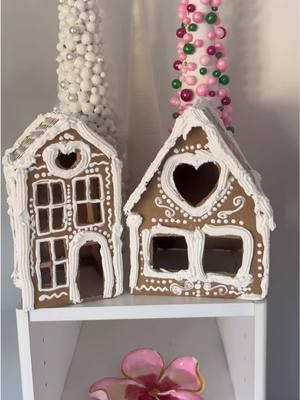 Replying to @porotito Día del Calendario de Adviento: ¡Casitas navideñas y una galleta de jengibre a medias 🎄🍄  #damari #DIY #manualidades #christmas #navidad #gingerbread #gingerbreadhouse 