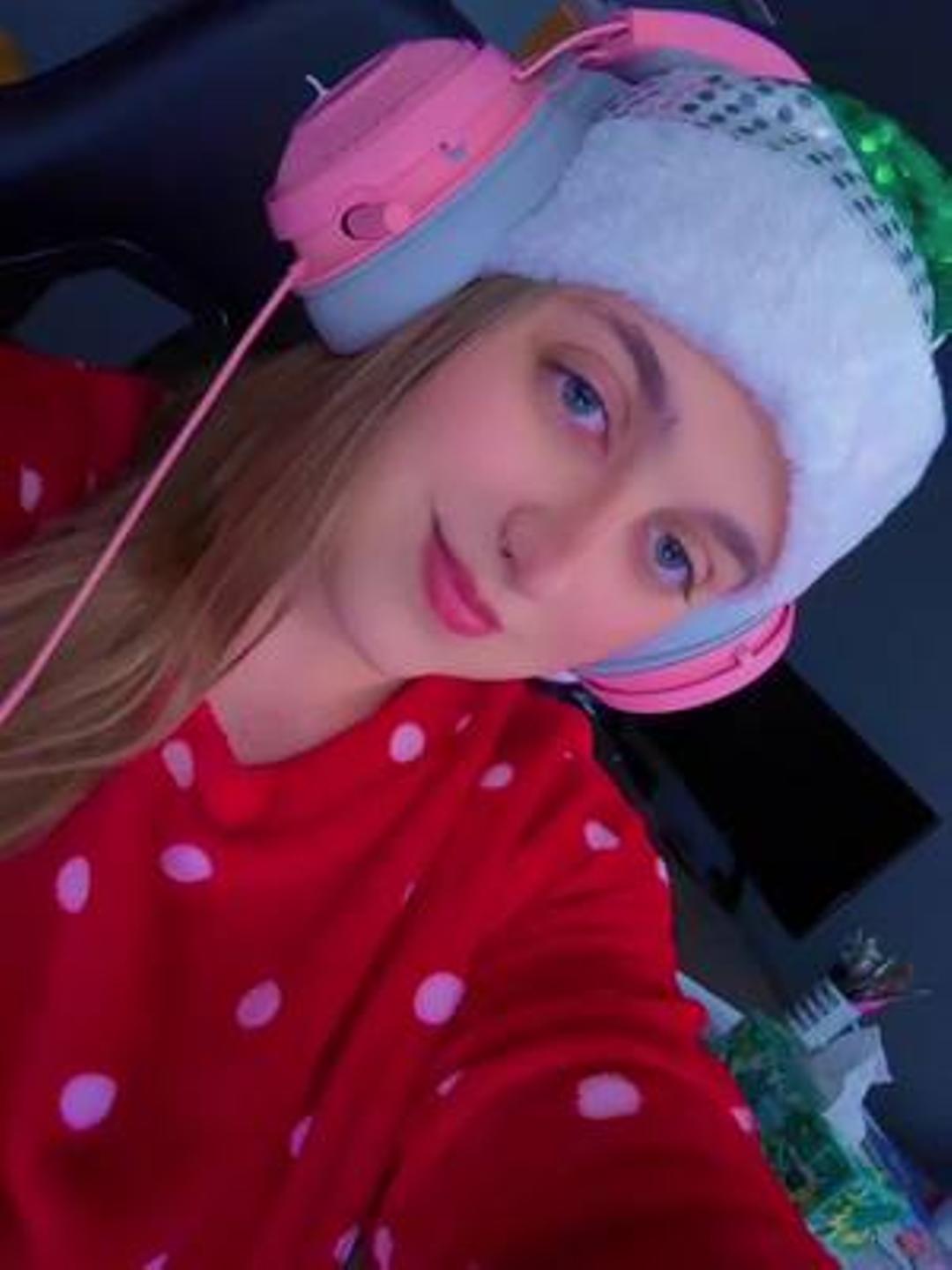 CHRISTMAS STREAM! Link in bio! :) #ttv #streamer #twitchstreamer #twitc #fyp #fypシ゚viral #fypシ #gamer #GamerGirl #support #live #foryoupage 