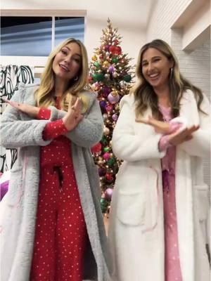 When you meet your doppleganger on set 🫶. @what_erins_wearin and I always be twinning 💕and I love it.  . . . #amywesttravel #tampainfluencer #hsn #twinning #lovehsn #cuddldudds #pjparty #sisterfromanothermister 