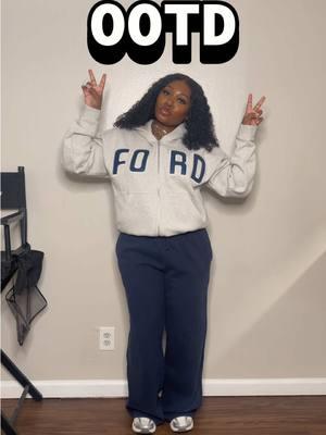 Its a light day 🫶🏾 👍🏾 or 👎🏾 for the fit?  #blackgirloutfitideas #falloutfitideas #falloutfitinspo #gamedayfit #gamedayoutfit #graphictees #blackgirlfashioninfluencer #blackgirlfashiontiktok #streewearfashion #blackgirlstreetfashion #blackgirlstreetstyless #fallfashiontrends2025 