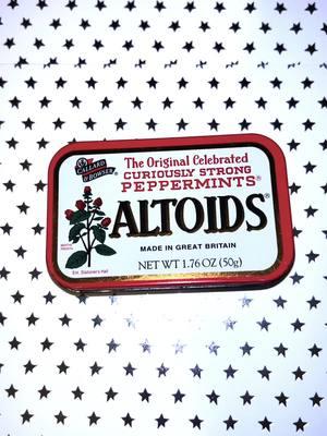 I made my bestfriend a altoid wallet <3 #foryoupage #fypシ #trending #fypシ゚viral #giftideas #DIY #diyproject #DIY #crafts #christmasgiftideas #altoidswallet #justagirl #fyp #christmas 