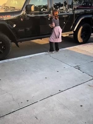 Everytime she sees a jeep or biker she has to duck them. This night we were at brewery x and the parking kot was filled with jeeps so of course she ducked them. #fyp #jeepducking #youvebeenducked #daughter #socal #jeeps #ducking 