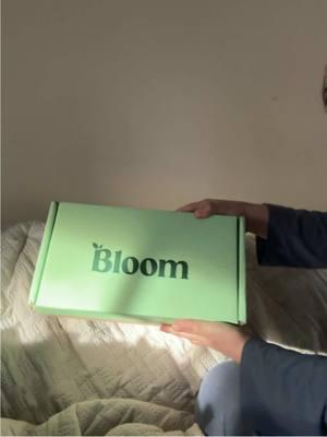 Primera parte de este unboxing de @Bloom Nutrition 🥰🥰 #bloomnutrition #unboxingvideo #bloomreview #bloomgreens #bloomgreens #fypシ #creatorsearchinsights #parati #bloom #unboxingbloom #navidad #christmas #viralvideo #bootcampuntalfredo 