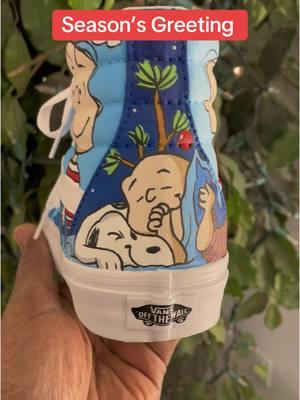 Client wanted a Peanuts deemed Shoe, but wanted to highlight Linus because that’s her favorite character #customsneakers #peanuts #charliebrown #linus #charliebrownchristmas #vans 