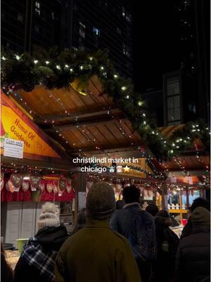 Hot cocoa and ice skating with the bff #chicago #christkindlmarketchicago #christmasactivities #christmas #milleniumpark 