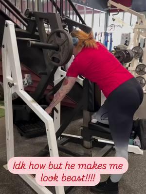 @Calvin being sneaky and recording me while i was in the zone. Man am i missing the gym this week. #healthproblemssuck #portinfection #getmebackin #hatehospital #training #gains #thickthings #perfect🍑 #GymLife #StressRelief #recovery #stayweird🖤 #gingerlyfe