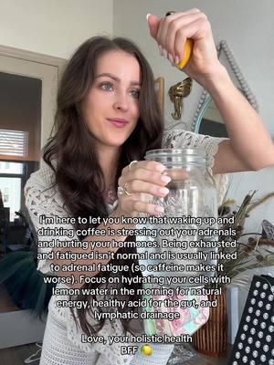 Did you that caffeine doesn’t actually give you energy? It just blocks out the receptors in your brain that tell you that you’re tired⁣ ⁣ Caffeine exhausts you more by tiring out your adrenal glands with excess adrenaline that makes your body more stressed and triggers your fight or flight response⁣ ⁣ Starting your morning with a fresh lemon water gives you natural hudrochloric acid for gut healing and for energy, heals the adrenals, and boosts your immune system. IF you’re going to consume caffeine, matcha is a better option since it contains l-theanine, which has calming properties and helps relax the body. Also consume caffeine AFTER breakfast to help blood sugar and cortisol spike, although lemon water is my go-to recommendation for natural energy and detoxification ⁣ ⁣ Love,⁣ Your holistic health BFF!⁣ ⁣ Ps, let me know if you want a post on coffee alternatives that still give you energy but don’t contain caffeine ☕️ #coffeealternative #caffeinefree #coffeetok #coffeetalk #coffee #lemonwater 