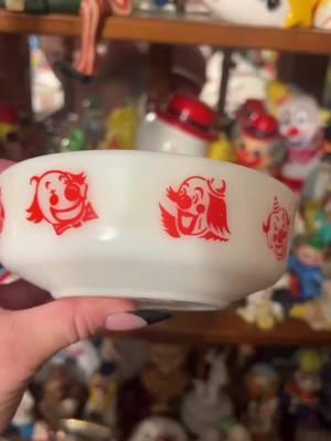 1960s Toddler Pyrex Clown Set #clown #clowncollection #clowns #vintagepyrex #vintageclown 