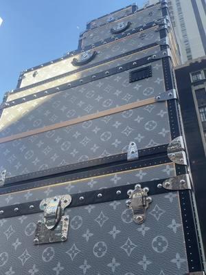 Finally made it to see the viral suitcase #lvsuitcase #newyork #fyp #unshawdowbanme 