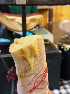 The stinky smell is worth it 😩🤤🧀 #bread #cheese #christmas #christkindlmarketchicago #cheesepull #cheesetok #cheeselover 