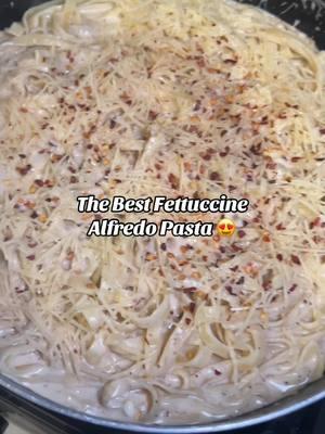 Fettuccine Alfredo 😋 Recipe: - 1 box of fettuccine pasta - 1 tablespoon of ghee butter - 1 1/2 tablespoons of minced garlic  - 1 cup of heavy whipping cream  - 2 cups of pasta water - 1/2 block of regular cream cheese  - 6 oz of shredded parmesan cheese  - 1/2 tablespoon of chicken bouillon  - 1 - 2 tablespoons of black pepper - Red pepper flakes (optional)   Receta: - 1 caja de pasta fettuccine  - 1 cucharada de mantequilla ghee - 1 1/2 cucharadas de ajo picado - 1 taza de crema batida - 2 tazas de agua de pasta - 6 onzas de queso parmesano rallado - 1/2 bloque de queso crema regular - 1/2 cucharada de knorr de pollo - 1 a 2 cucharadas de pimienta negra - Hojuelas de pimienta roja (opcional) Let me know if we should do a macro friendly version! ☺️ #fettuccine #fettuccinealfredo #pastaalfredo #pastarecipe 