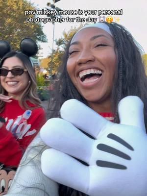 will always love a photo of a photo moment 😍 @zunigadaisy_ @jay_zunig #disneyparks #disneyland #disneyphotos #disneyphotoideas #disneystyle #mickeymouse #disney #disneyworld #photoshoot #disneylandcalifornia 