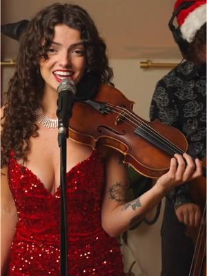 I’ve never heard a Christmas song with a violin solo before… so I had to do something about it😉🎻 #jazzviolin #popviolin #jazzvocals #womeninjazz #musician #fyp #christmasmusic 