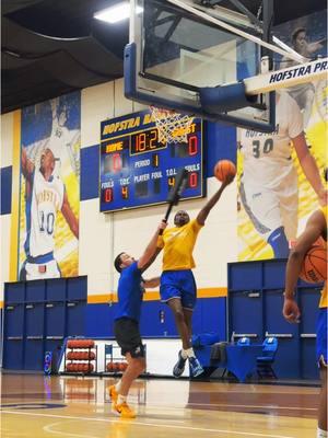 Just another practice defying gravity… #PrideOfLI #Hofstra #mensbasketball #ncaabasketball #d1 #basketball #mbb #grindneverstops #fyp #defyinggravity 