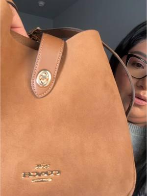 Ustedes que me recomiendan ?? como la puedo cuidar ? @Coach #coach #coachbag #fallbag #unboxing #unboxwithme #viralcoachbag #suede #suedebag #coachsuedebag #dallasinfluencer #latinacontentcreator 