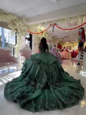 Nuestro vestdio ✨SOFIA✨ 💖#quinceañera #quincetok #viannkmansurdiseñadora #greenquince #verdeesmeralda