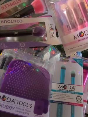 With options of buying on our website or in-stores, it's never been easier to give the gift of MŌDA this holiday season! 😍✨ What MŌDA Brush Kit is on your list?! #modabrush #modamakeupbrushes #makeupmusthaves #giftideas #fivebelow #nordstromrack #popshelf #walmart #founditatwalmart