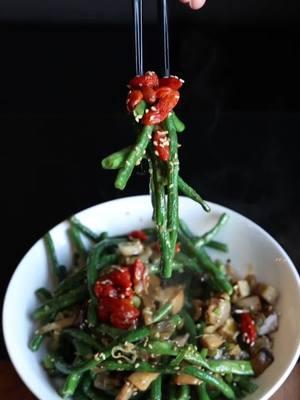 This is our green bean dish at @LittleFattyLA  Make sure to give them a try next time you visit 🤤  #chefdavidkuo #chef #littlefatty #littlefattyla #taiwanese #soulfood #mushrooms #shallots #gojiberries #sesameseeds #greenbeanrecipe #greenbean #greenbeans #asiangreens #greenbeansrecipe 