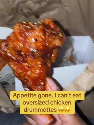 Matter of fact, i dont want to consume no meat no more 🙅🏾‍♀️ #gmo #steriods #injecting #chicken #wings #chickensdrummettes #chickenwings #bigchickenwings #littlechickenwings