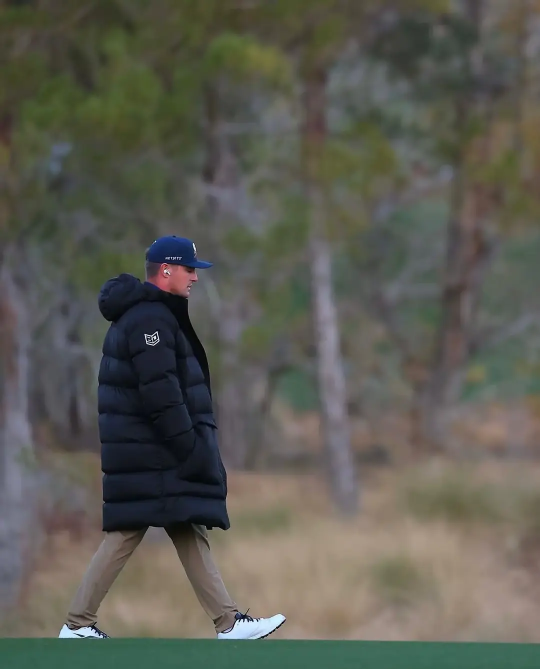 Bryson Dechambeau looking cold in his Showdown puffer. ⛳️🏌🏻‍♂️ #Golfnews #golftok #golflife #golfr #golfingtiktok #golfing #golfers 