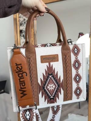 Wrangler Crossbody Tote #wrangler #purse #handbag #westernfashion #westernbag #westernboutique #styleinspo 