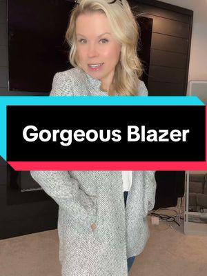 This blazer is gorgeous.  Looks much more expensive than it actually is.  Would be great for work.  #blazer #womensjacket #workoutfits #fallfashion #workfashion #workfashioninspo 