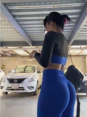 O M G THESE LEGGGINSSSSGSGSGS #outifts #leggings #peachybunz #blue #snatchedwaist #curves #snatchedwaist #WOW 