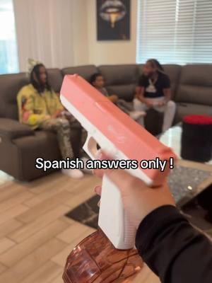 Nobody’s safe here Lol 😂😂 #fyp #foryoupage #spanishtiktok #trendy #viralvideo #español #funnyvideo #relatable #foryo 