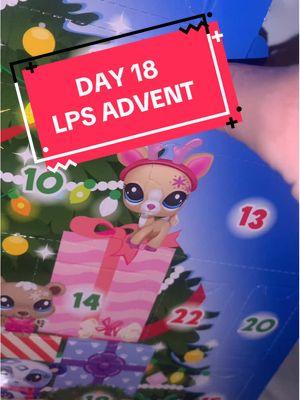 Wooooo the scarf is so cute 🥺 #lps #adventcalendar #advent #christmascountdown #lpsdeer #lpspenguin #lpsg4 #lpsg7 #lpsadventcalendar 