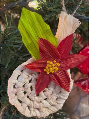 #esfera #tejido #hojademaiz #christmas  #decoration #cornhusk #christmasdecor #navidad Como pintar las hojas videos en YouTube @coriagraphicarts