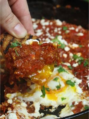 Shakshuka  @Graza is 100% olive oil #grazapartner #graza #shakshuka #eggs #Recipe #Foodie #cooking #EasyRecipe 