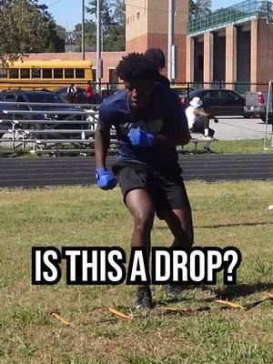 Do y'all think this was a drop?🤔#footballtiktok #roadtopro #proathlete