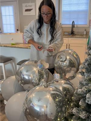 Make my balloon ornaments with me for my upcoming event❄️ #balloonart #partyplanning #balloonartist #balloonbusiness #tutorial #DIY #foilballoons #balloonhacks #partyprep #balloons #christmas #ornaments 