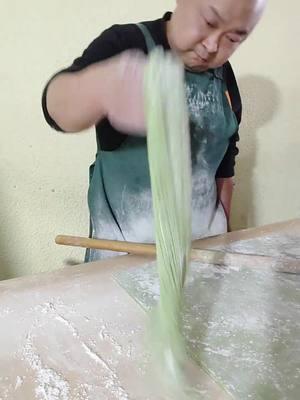 I couldn't help staring at his hand, but he didn't even glance at it himself. Credit to 661830721 on douyin. #amazingChinesepeople #skill #noodlecutting #efficient #chef #interestingvideos #food