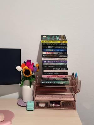 My favorite genre is psychological thrillers 🤭  I need a little bookshelf in my oficina 💖📚📖 #books #libros #BookTok #latinacontentcreator #reading #ilovereading 