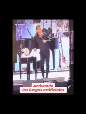 Micky con su mano activando los fuegos artificiales. 🔥🙌 📽  @fenix.entertainment.group | 18Dic 24 🇦🇷 2/2 #luismiguel #luismigueltour2024  #luismiguelenargentina #argentina #buenosaires #bsas #campoargentinodepolo #campodepoloargentino #cierredetourmundialuismiguel #luismiguelcierredegira #luismiguelcierredetourmundial #luismiguelentiktok #fpy #tendencia #parati #viral 