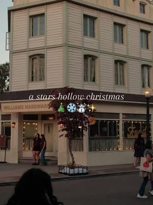 A very gilmore girls christmas🎄☃️🫶🏻✨ so glad i got to go back to stars hollow the first day they brought it back 😭🥹 they added SO SO much this year i wanna go back already!! @wbtourhollywood @Scott Patterson #gilmoregirls #wbstudiotour  #starshollow  #starshollowconneticut #warnerbros #studiotour