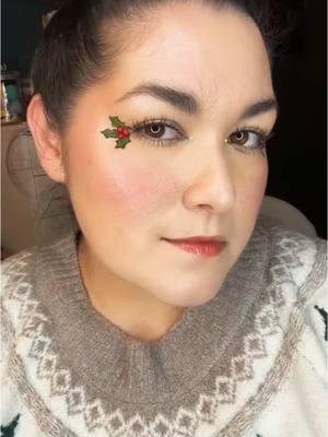 This is another look from last year. I had so much fun creating #graphicliner looks and I’m really missing it this year. Look out next year, you’ll be sick of all my #holidaymakeup #christmasmakeup #chaoticneutralmakeup #chaoticneutraltutorials #festivemakeup 