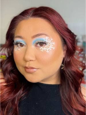 snowflake eye makeup ❄️✨ @Kara Beauty Pro23 Say Hello Palette @Half Magic Glitter Puck in Cyber Diamond @kissproducts The Muses Lases in 'No Blesse' #wintermakeup #imcoldmakeup #holidaymakeup #snowflakemakeup #frostymakeup 