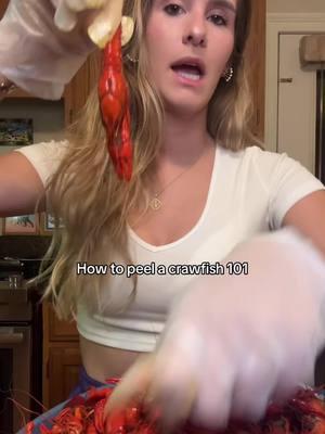 How to peel a crawfish 101 #crawfish #crawfishboil #mukbang 