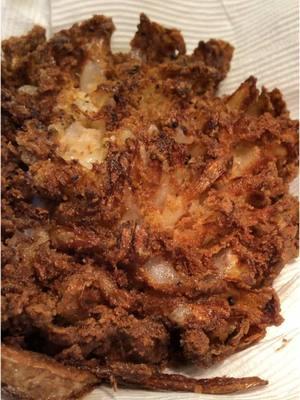 Blooming Onion #fypppppppppppp #fypシ #bloomingonion #onion #onions #cooking #appetizer #homecooking #food #foodtiktok #FoodTok #tiktok #delicious #enjoy 