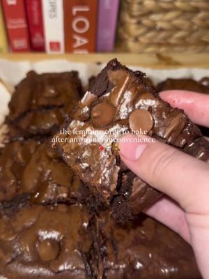 Baking is one of the few things that actually quiet my mind, especially when I’m going through it #holidayrecipe #brownies #brownierecipe #bakingrecipe #bakingtherapy #browniesundae 