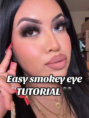 Super easy Smokey Eyeshadow TUT🖤 #supereasy #easymakeup #easymakeuptutorial #easymakeuplook #makeuptransformation #fallmakeup #fall2024 #blackliner #darkmakeup #foryoupage #smokeyeye #makeupinspo #maquillaje #maquillajetutorial 