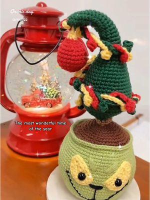 The most wonderful time of the year ❄️🌲 pattern @Mrs.Crowlet  #themostwonderfultimeoftheyear #mariaslovelyhobbypatterns #amigurumis #crochetfreepattern #onthisday 