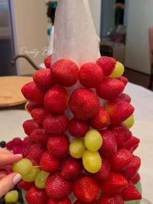 It will take 4-5 pounds of strawberries to make this beautiful centerpiece. You can mix it up with other kinds of fruits of keep it simple. Happy Holidays everyone!  Make it festive, delicious and fun 🤩  . . . #strawberries #centerpieces #strawberrychristmastree #strawberrytree #strawberrytreefruit #edibletree #ediblechristmastree #strawberrylovers 