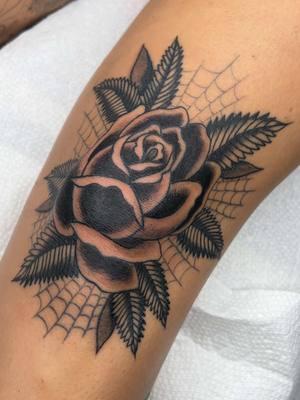 Favorite spot to tattoo 🩶 #traditionaltattoo #americantraditional #tattoo #boldtattoo #fyp #flowertattoo #rosetattoo #kneetattoo #kneepain #blackandgreytattoo 