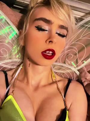 A kiss 😜🧑🏻‍🦰 #tinkerbell #tinkerbellcosplay #cosplay #peterpan #disney #fun #model #acting #blonde #tink #fairy #cosplayer #cosplaygirl #cosplayers #cosplaytiktok #cosplaymakeup #cosplayersoftiktok #influencer #2025 #tinkerbellcostume #disneycosplay #peterpancosplay #tinkerandpeter #redlip #green #greendress #neverland #cosplaying #tinkerbellwings #wings ##tinkerbellmovies #xyzbca #xyzcba #xuhuong #zoom #fyp #goru #foryoupage #funny #lipsync #fypシ゚viral #fypage 