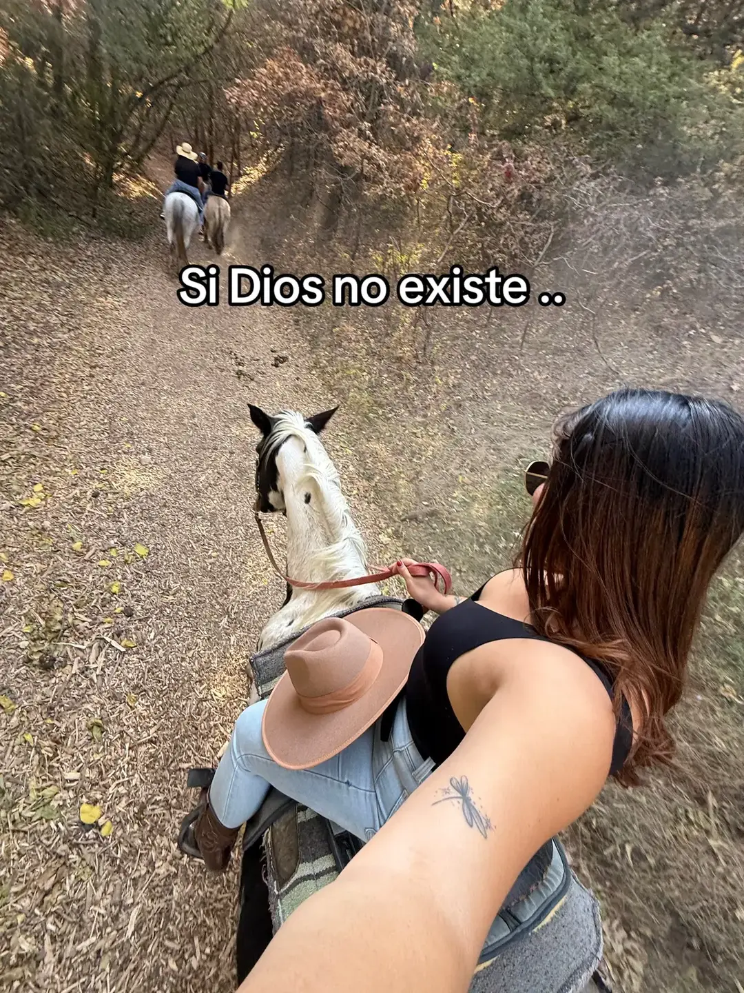 Me parece absurdo ese trend, nosotros los verdaderos venezolanos estamos demás de ORGULLOSOS de haber nacido en una tierra tan rica en tantos aspectos, con las mejores personas que conoceras (los que somos buenos) y que la administración la tengan una cuerda de ratas de alcantarilla es otra cosa, recuerden cuál fue el pais le dio la mano a tantos migrantes hace años mas de 40 años !! #venezolanos #orgullo #madurodictador #maduroctm #racismo 